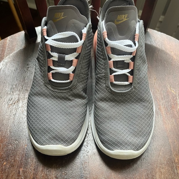 Nike Air Max Motion 2- women’s- size 8 - Picture 2 of 15